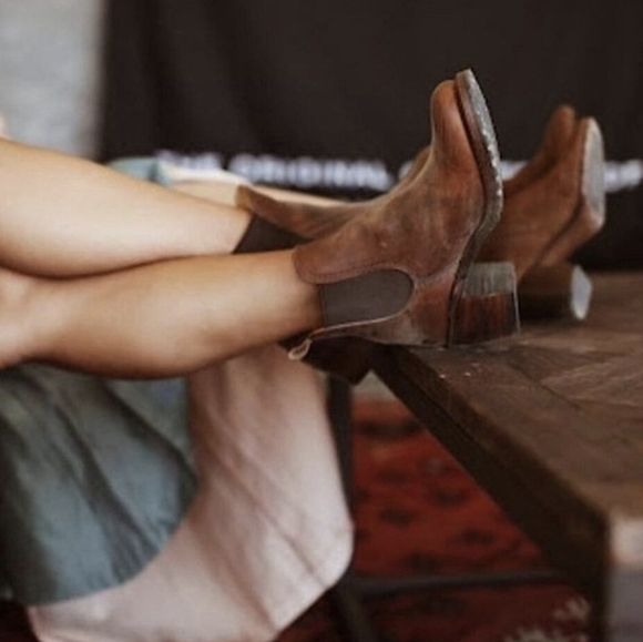 Frye Sabrina Chelsea Burgundy Red Leather Vintage-Retro Classic Moto Ankle Boots - Picture 2 of 15